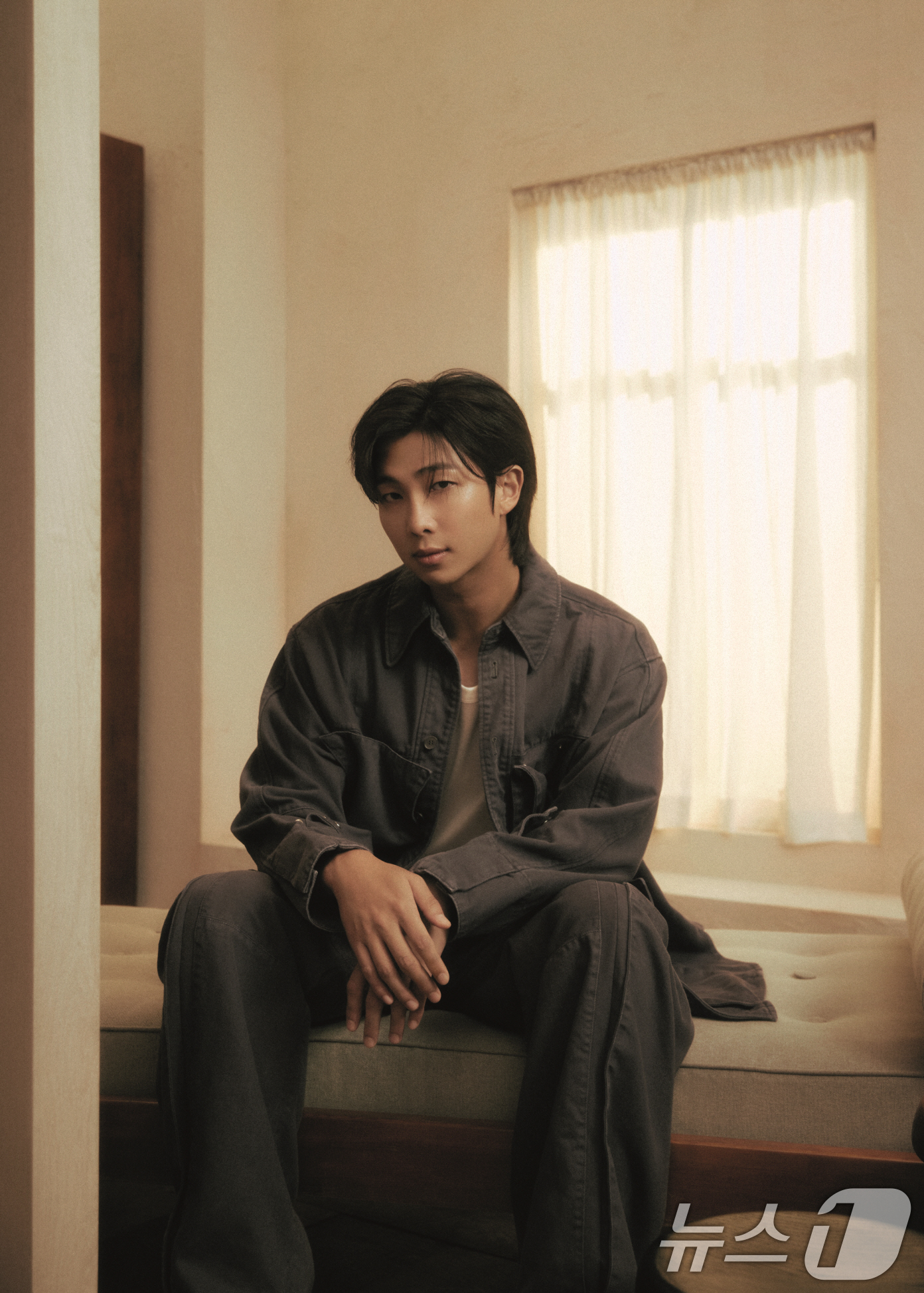 (서울=뉴스1) = 삼성전자는 17일 21세기 팝 아이콘 방탄소년단의 RM을 삼성 아트 TV의 공식 홍보대사로 임명했다고 밝혔다.사진은 삼성전자 아트 TV 홍보대사로 선정된 방탄소 …