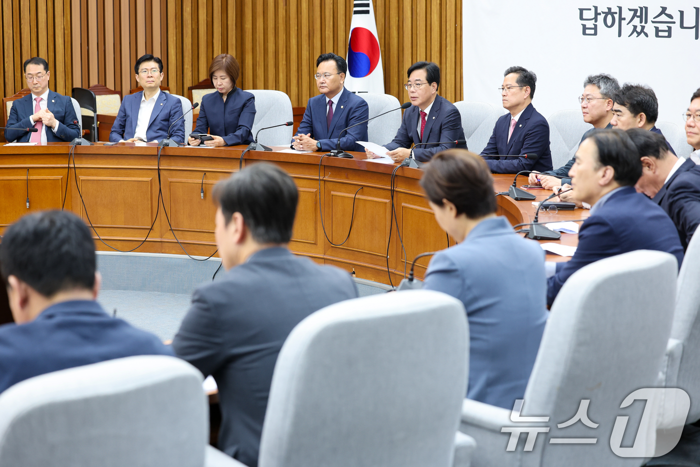 (서울=뉴스1) 안은나 기자 = 송언석 국민의힘 신임 원내대표가 17일 오전 서울 여의도 국회에서 열린 원내대책회의에 참석해 모두 발언하고 있다. 2025.6.17/뉴스1