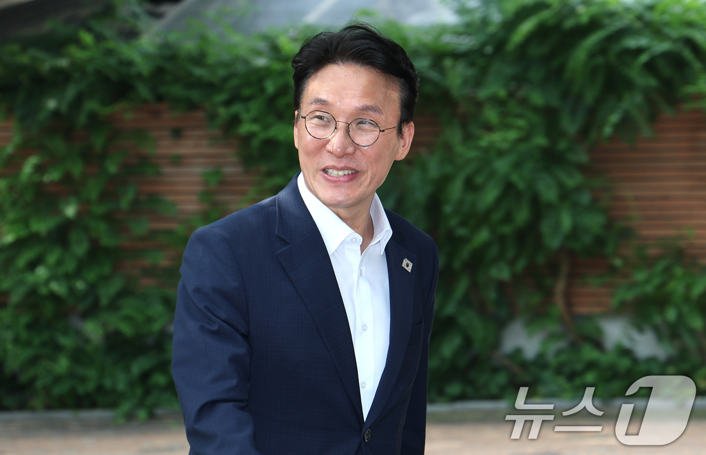 (서울=뉴스1) 임세영 기자 = 김민석 국무총리 후보자가 17일 오전 서울 종로구 통의동 금융감독원 연수원에 마련된 인사청문회 준비 사무실로 출근을 하고 있다. 2025.6.17/ …