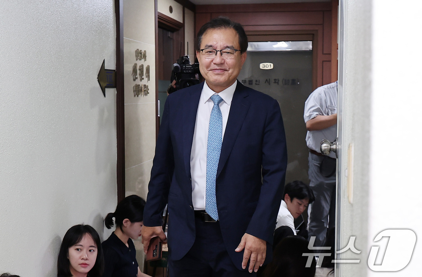 (서울=뉴스1) 김성진 기자 = 순직 해병 수사 방해 의혹 사건을 수사하는 이명현 특별검사가 17일 서울 서초구 사무실로 출근하고 있다. 2025.6.17/뉴스1