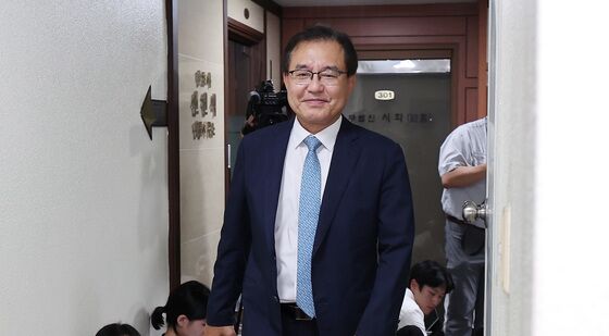 미소 지으며 출근하는 이명현 특검