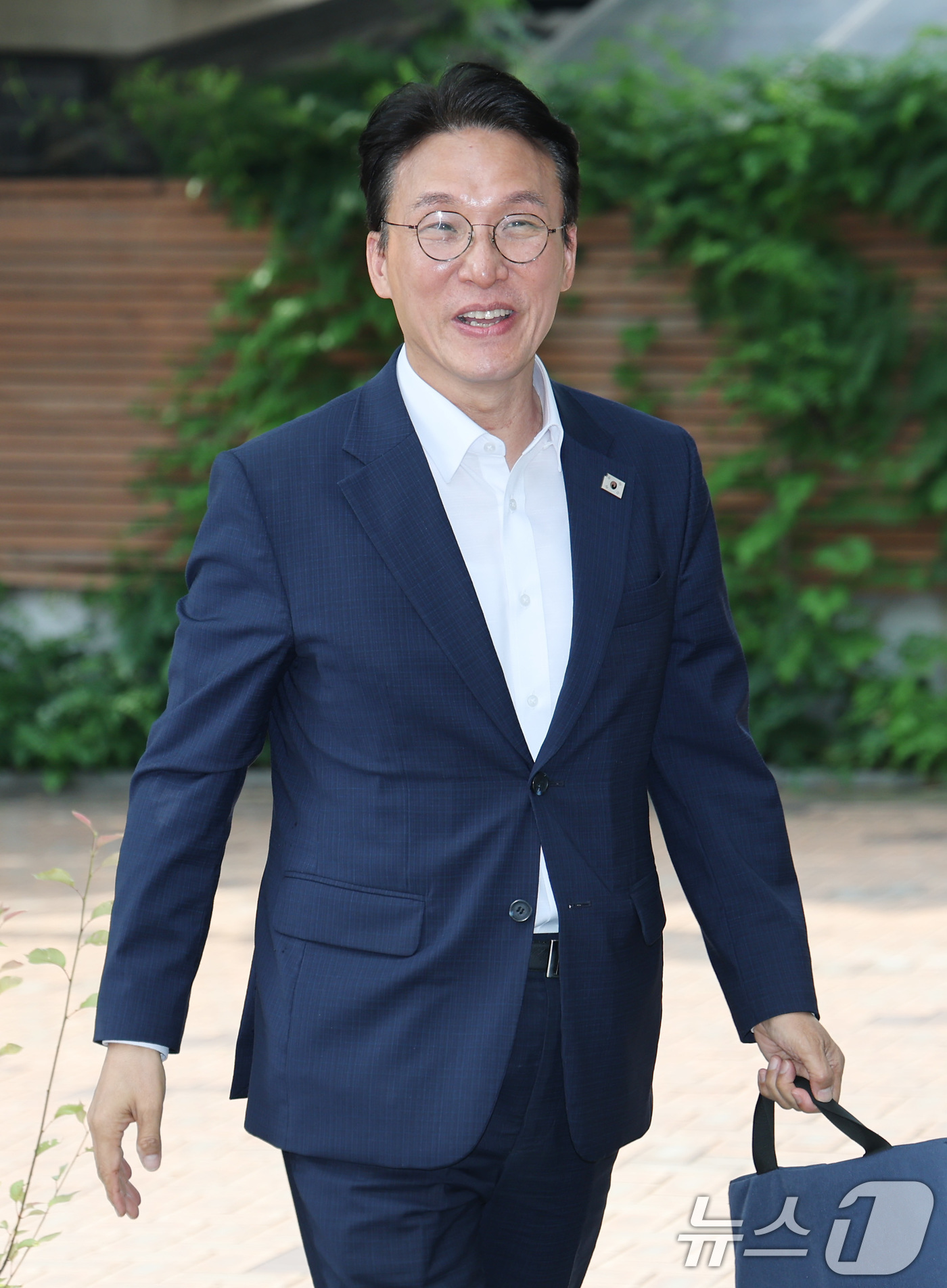 (서울=뉴스1) 임세영 기자 = 김민석 국무총리 후보자가 17일 오전 서울 종로구 통의동 금융감독원 연수원에 마련된 인사청문회 준비 사무실로 출근을 하고 있다. 2025.6.17/ …