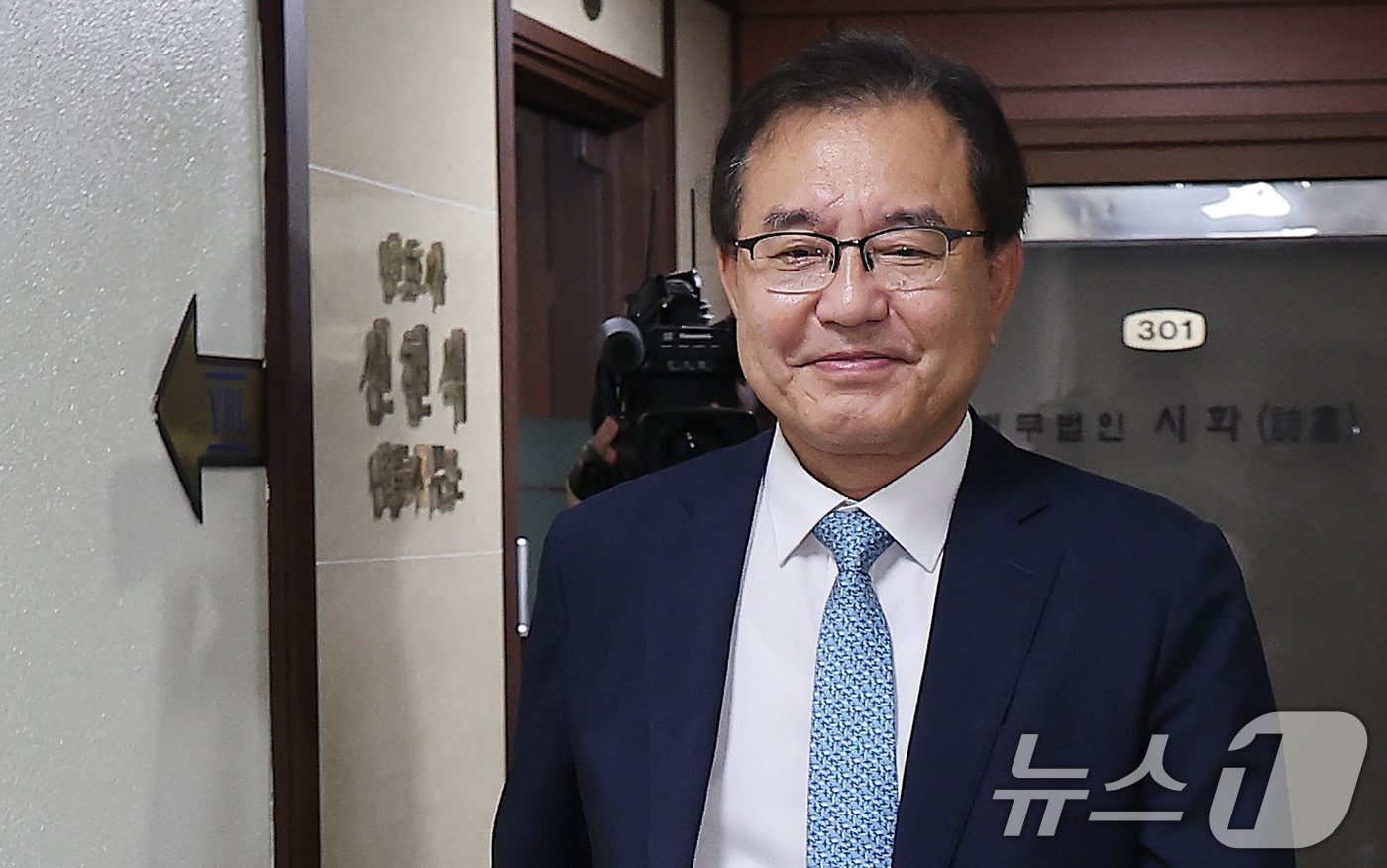 (서울=뉴스1) 김성진 기자 = 순직 해병 수사 방해 의혹 사건을 수사하는 이명현 특별검사가 17일 서울 서초구 사무실로 출근하고 있다. 2025.6.17/뉴스1