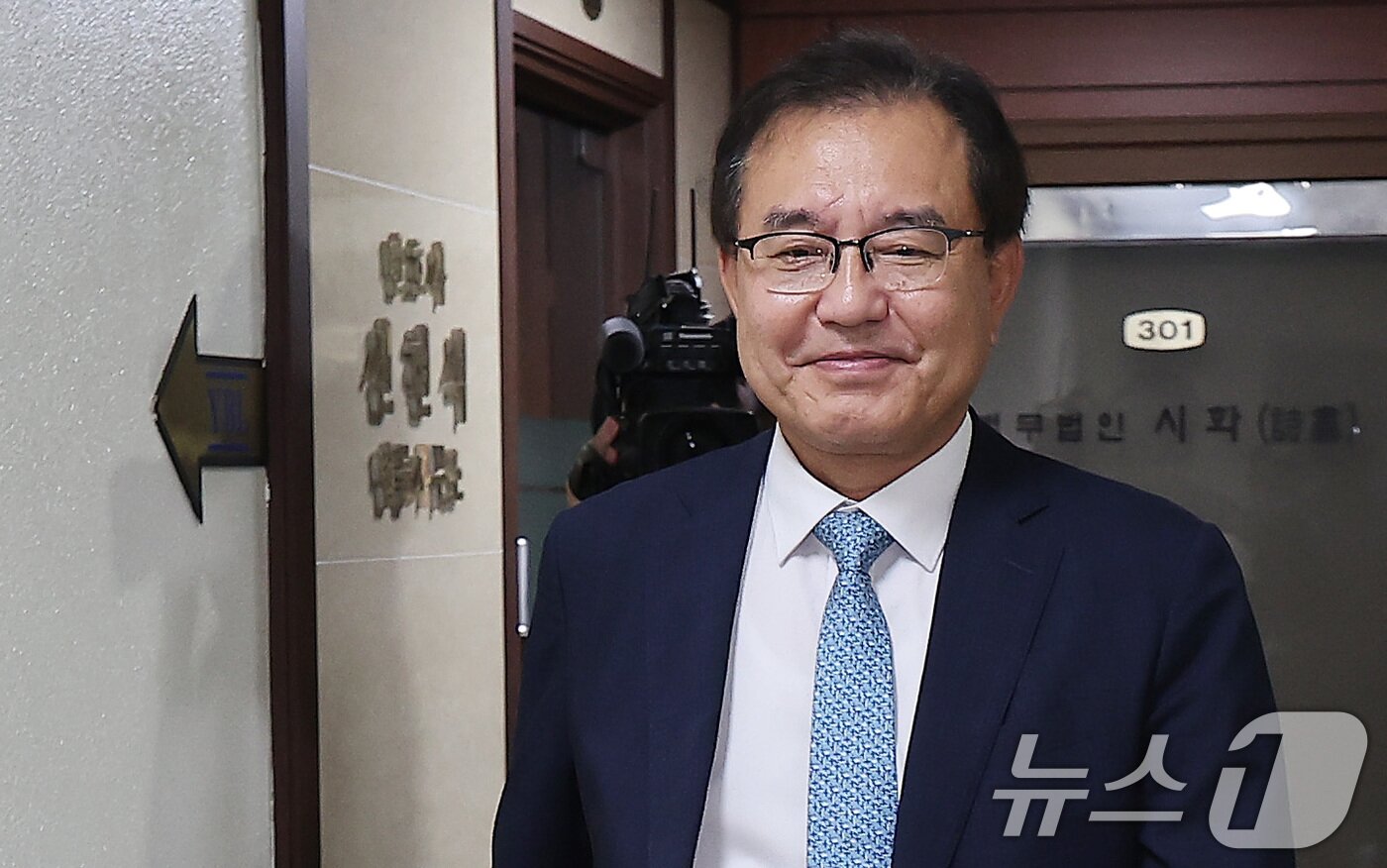 본문 이미지 - 순직 해병 수사 방해 의혹 사건을 수사하는 이명현 특별검사가 17일 서울 서초구 사무실로 출근하고 있다. 2025.6.17/뉴스1 ⓒ News1 김성진 기자