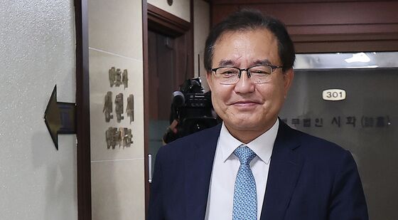 미소 지으며 출근하는 이명현 특검