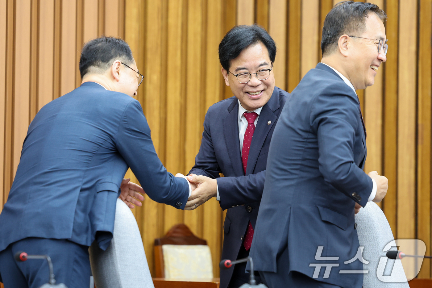 (서울=뉴스1) 안은나 기자 = 송언석 국민의힘 신임 원내대표가 17일 오전 서울 여의도 국회에서 열린 원내대책회의에 참석해 김건 의원과 악수하고 있다. 2025.6.17/뉴스1