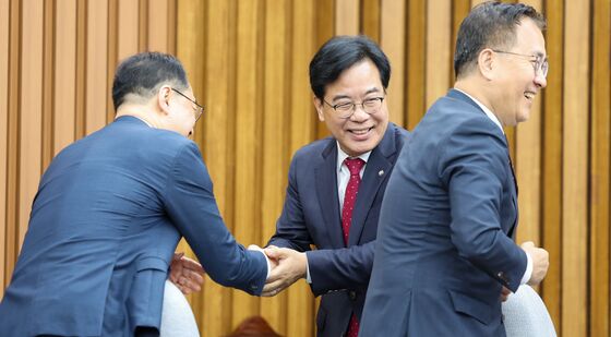 의원들과 인사 나누는 송언석
