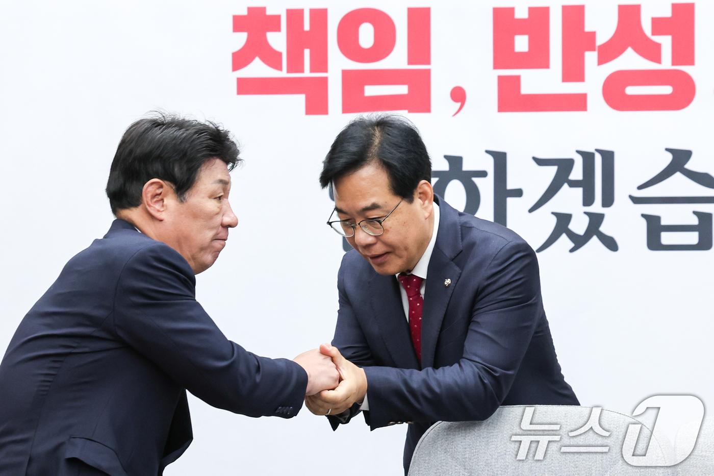 (서울=뉴스1) 안은나 기자 = 송언석 국민의힘 신임 원내대표가 17일 오전 서울 여의도 국회에서 열린 원내대책회의에 참석해 강대식 의원과 악수하고 있다. 2025.6.17/뉴스1 …