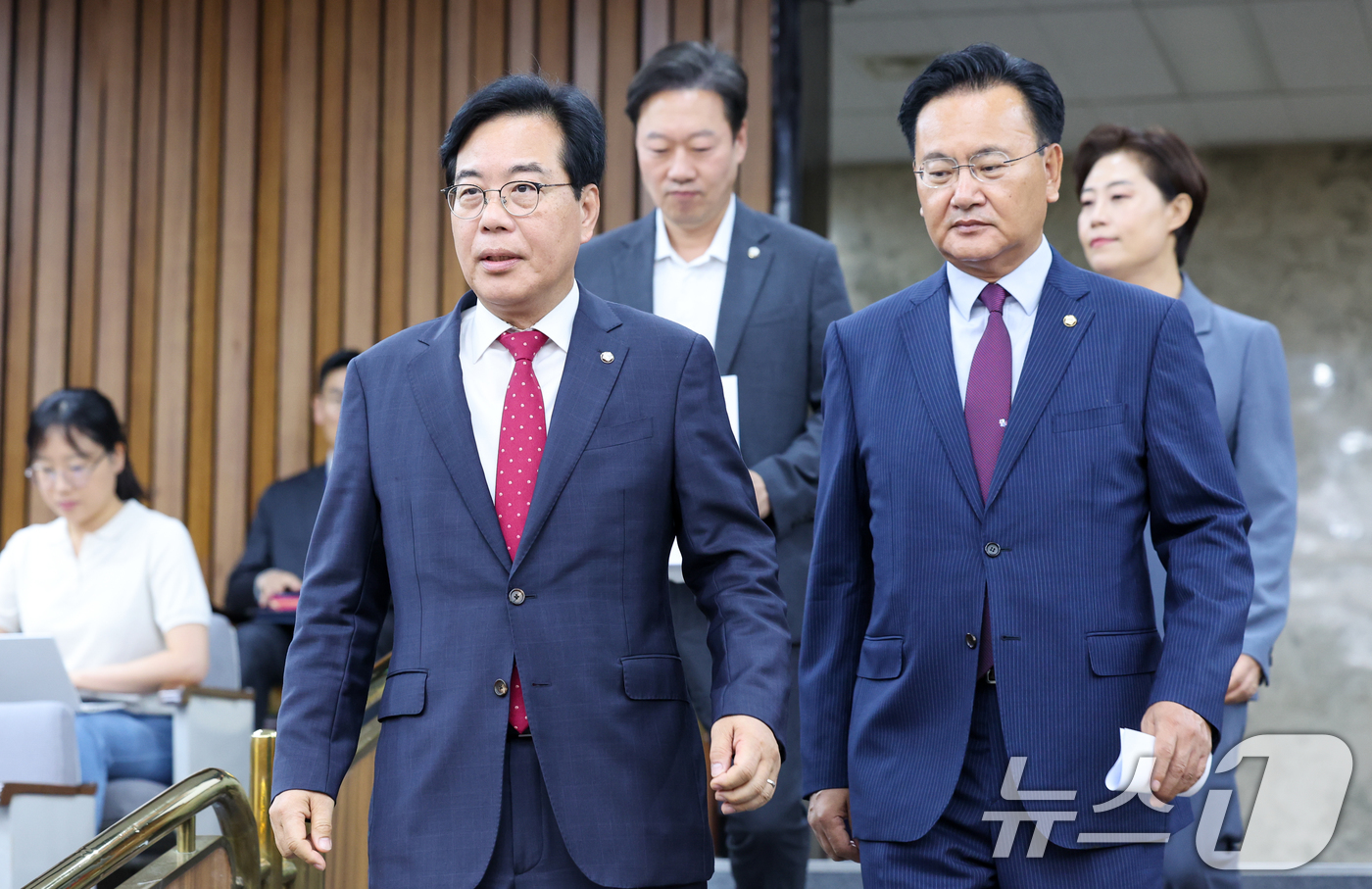 (서울=뉴스1) 안은나 기자 = 송언석 국민의힘 신임 원내대표(왼쪽)와 유상범 법사위 간사가 17일 오전 서울 여의도 국회에서 열린 원내대책회의에 입장하고 있다. 2025.6.17 …