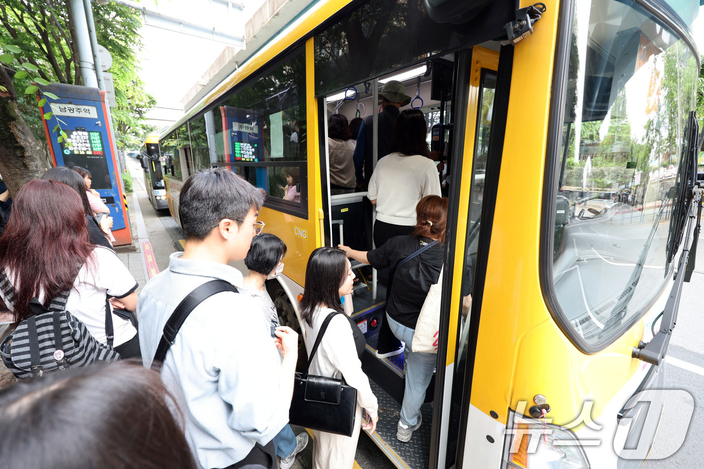 (광주=뉴스1) 박지현 기자 = 버스파업이 10일째 이어지고 있는 17일 오전 광주 동구 남광주역에서 시민들이 만원버스에 탑승하고 있다.  2025.6.17/뉴스1