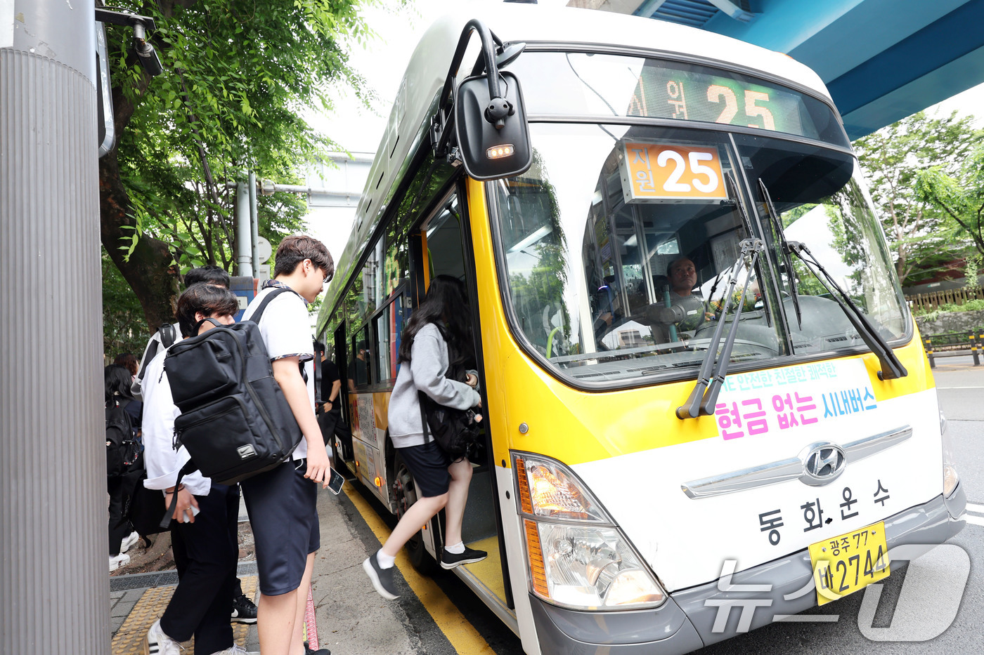 (광주=뉴스1) 박지현 기자 = 버스파업이 10일째 이어지고 있는 17일 오전 광주 동구 남광주역에서 학생들이 기다림 끝에 온 버스에 탑승하고 있다.  2025.6.17/뉴스1