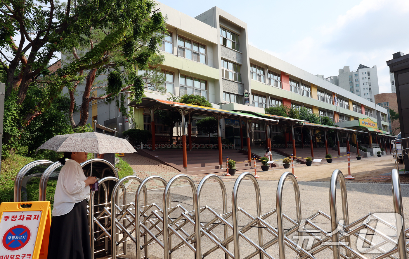 (서울=뉴스1) 김명섭 기자 = 학기 초 건물 안전 등급 문제로 개학이 연기됐던 서울 서대문구 북성초의 해당 건물이 최근 E등급 판정을 받은 것으로 확인됐다.E등급은 건물 안전 등 …