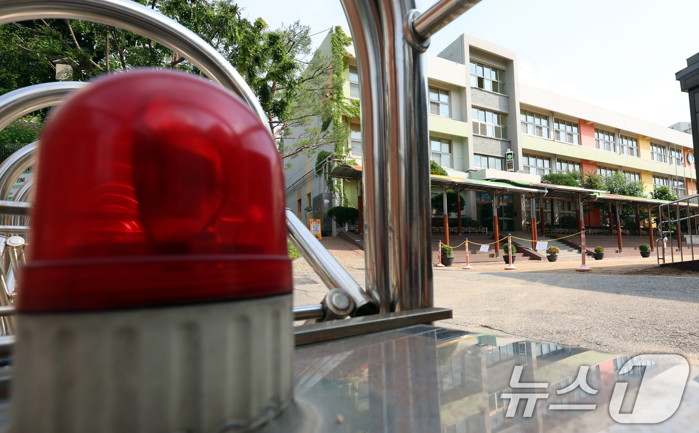 (서울=뉴스1) 김명섭 기자 = 학기 초 건물 안전 등급 문제로 개학이 연기됐던 서울 서대문구 북성초의 해당 건물이 최근 E등급 판정을 받은 것으로 확인됐다.E등급은 건물 안전 등 …