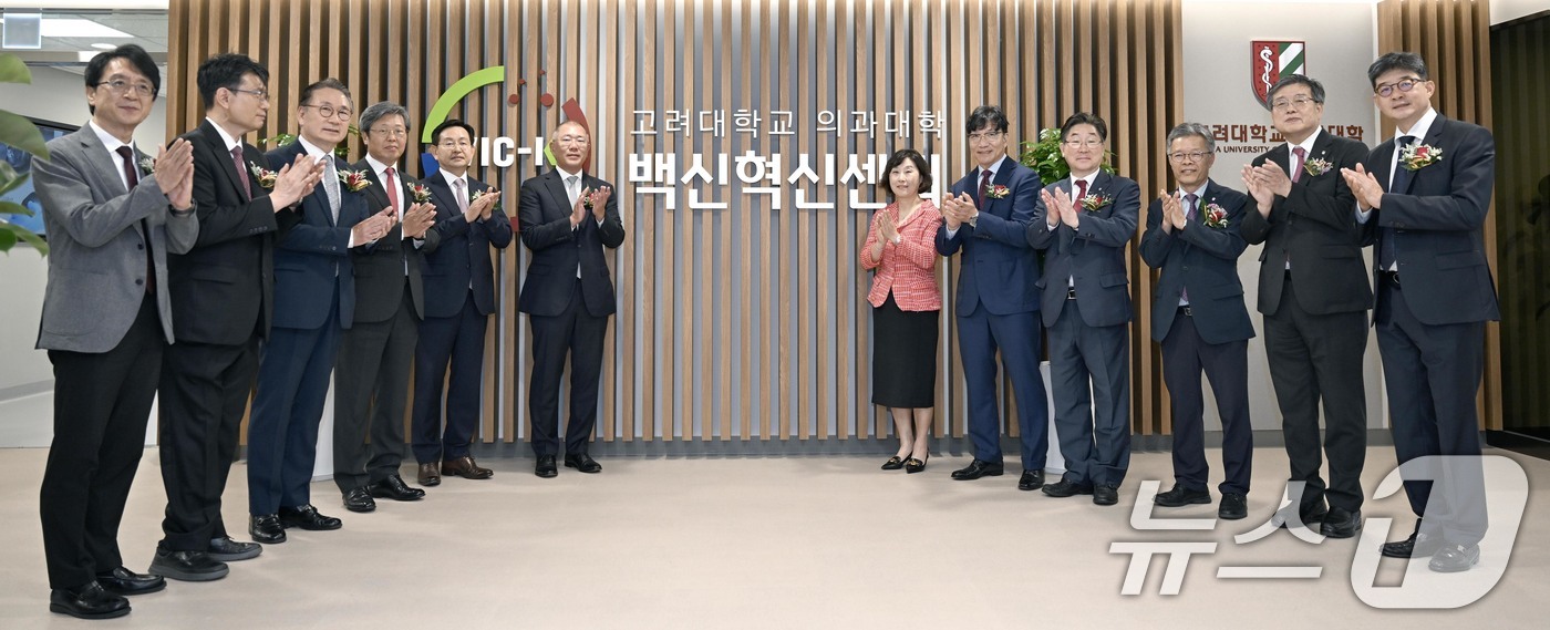 (서울=뉴스1) = 현대차그룹은 정몽구 명예회장의 사재가 기부된 고려대학교 메디사이언스파크 '정몽구 미래의학관' 준공식이 지난 16일 서울 성북구 고려대학교 의료원 메디사이언스파크 …