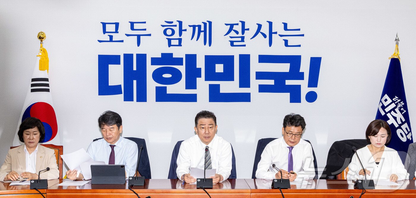 본문 이미지 - 김병기 더불어민주당 대표 직무대행 겸 원내대표가 17일 오전 서울 여의도 국회에서 열린 원내대책회의에서 발언을 하고 있다. 2025.6.17/뉴스1 ⓒ News1 이재명 기자