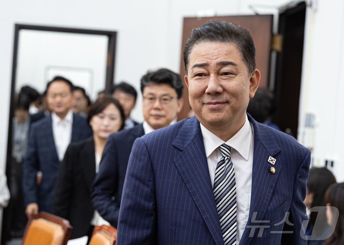 본문 이미지 - 김병기 더불어민주당 대표 직무대행 겸 원내대표가 17일 오전 서울 여의도 국회에서 열린 원내대책회의에 참석하고 있다. 2025.6.17/뉴스1 ⓒ News1 이재명 기자
