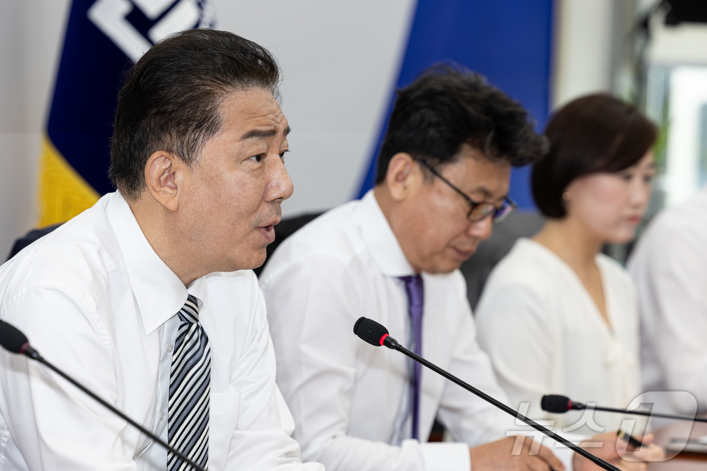 (서울=뉴스1) 이재명 기자 = 김병기 더불어민주당 대표 직무대행 겸 원내대표가 17일 오전 서울 여의도 국회에서 열린 원내대책회의에서 발언을 하고 있다. 2025.6.17/뉴스1 …