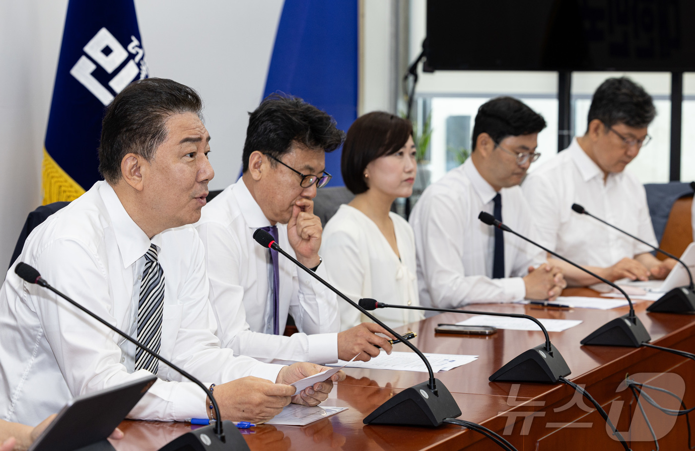 (서울=뉴스1) 이재명 기자 = 김병기 더불어민주당 대표 직무대행 겸 원내대표가 17일 오전 서울 여의도 국회에서 열린 원내대책회의에서 발언을 하고 있다. 2025.6.17/뉴스1 …