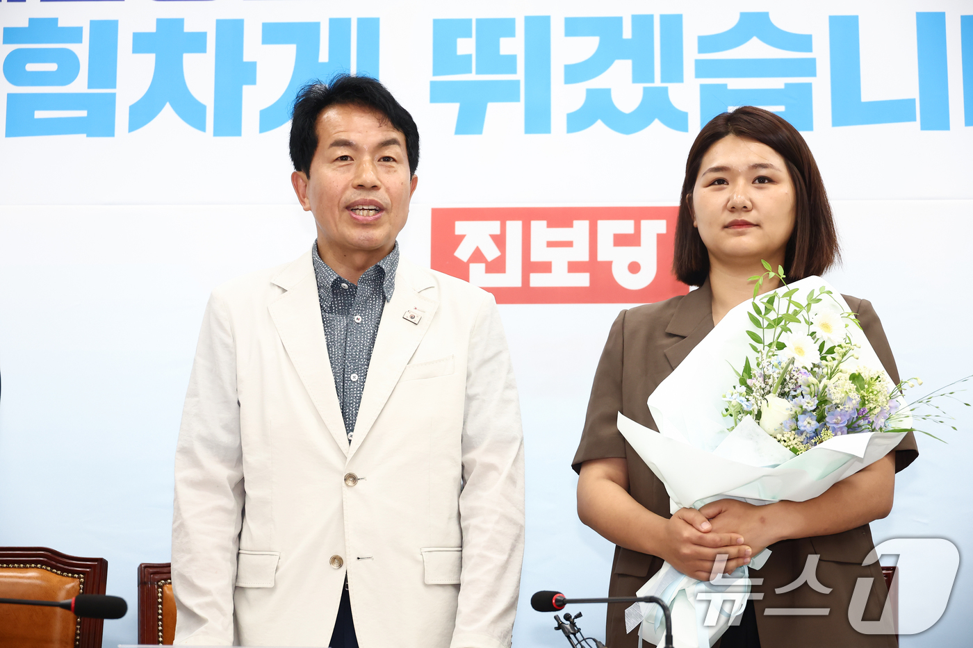 (서울=뉴스1) 김민지 기자 = 윤종오 진보당 원내대표가 17일 오전 서울 여의도 국회에서 열린 손솔 의원 복당 환영식 및 의원총회에서 발언하고 있다. 2025.6.17/뉴스1