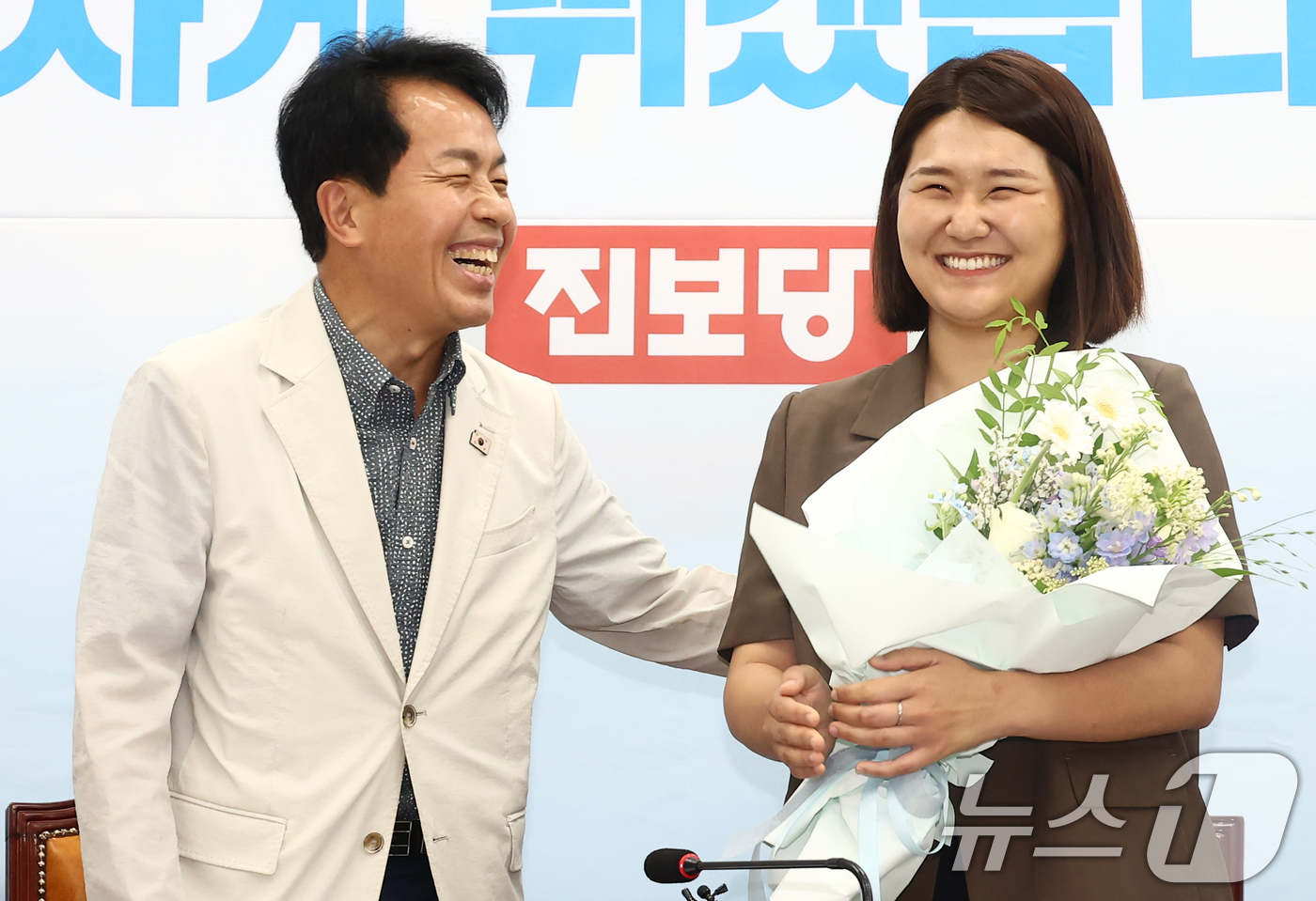 (서울=뉴스1) 김민지 기자 = 비례대표 국회의원직을 승계한 손솔 의원이 17일 오전 서울 여의도 국회에서 열린 환영식 및 의원총회에서 윤종오 원내대표의 환영을 받고 있다. 202 …