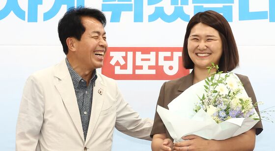 꽃다발 받은 손솔 진보당 의원