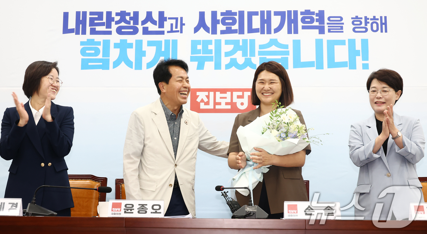 (서울=뉴스1) 김민지 기자 = 비례대표 국회의원직을 승계한 손솔 의원(오른쪽 두번째)이 17일 오전 서울 여의도 국회에서 열린 환영식 및 의원총회에서 윤종오 원내대표, 정혜경·전 …