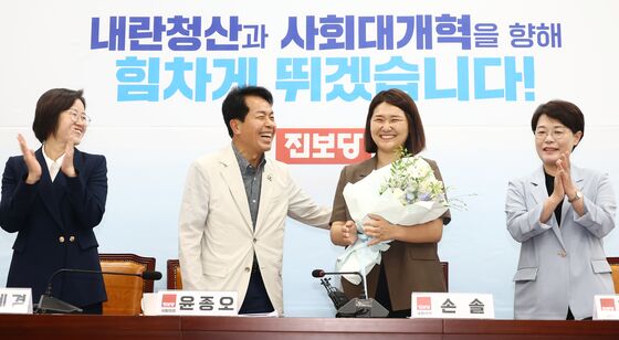 진보당 의원들에 환영 받는 손솔 의원