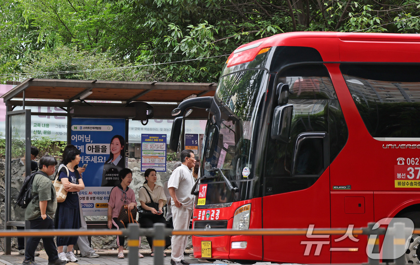 (광주=뉴스1) 박지현 기자 = 버스파업이 10일째 이어지고 있는 17일 오전 광주 동구 남광주역에서 시민들이 전세버스 번호판을 확인하고 있다. 2025.6.17/뉴스1