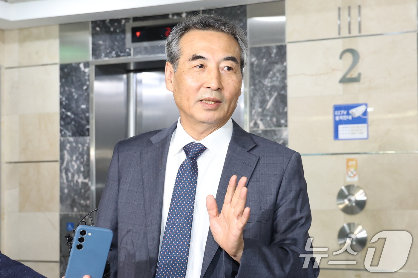 (서울=뉴스1) 민경석 기자 = 윤석열 전 대통령의 부인 김건희 여사 의혹 관련 사건을 맡은 민중기 특별검사가 17일 오전 서울 서초구 사무실로 출근하고 있다. 2025.6.17/ …