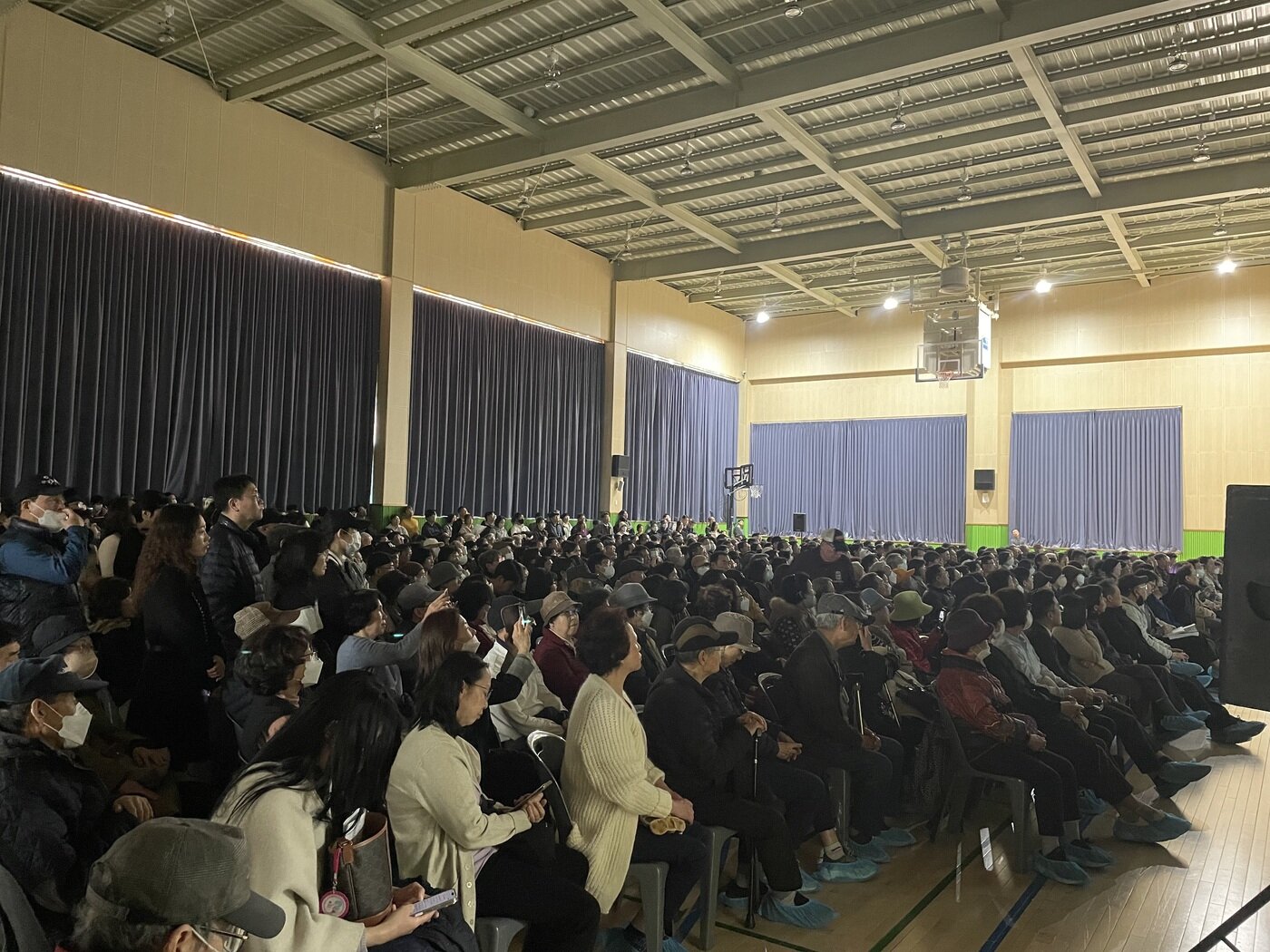 본문 이미지 - 지난 3월 22일 열린 강촌마을 선도지구 주민설명회 현장 모습. &#40;사진=강촌마을 통합재건축추진위원회 제공&#41;