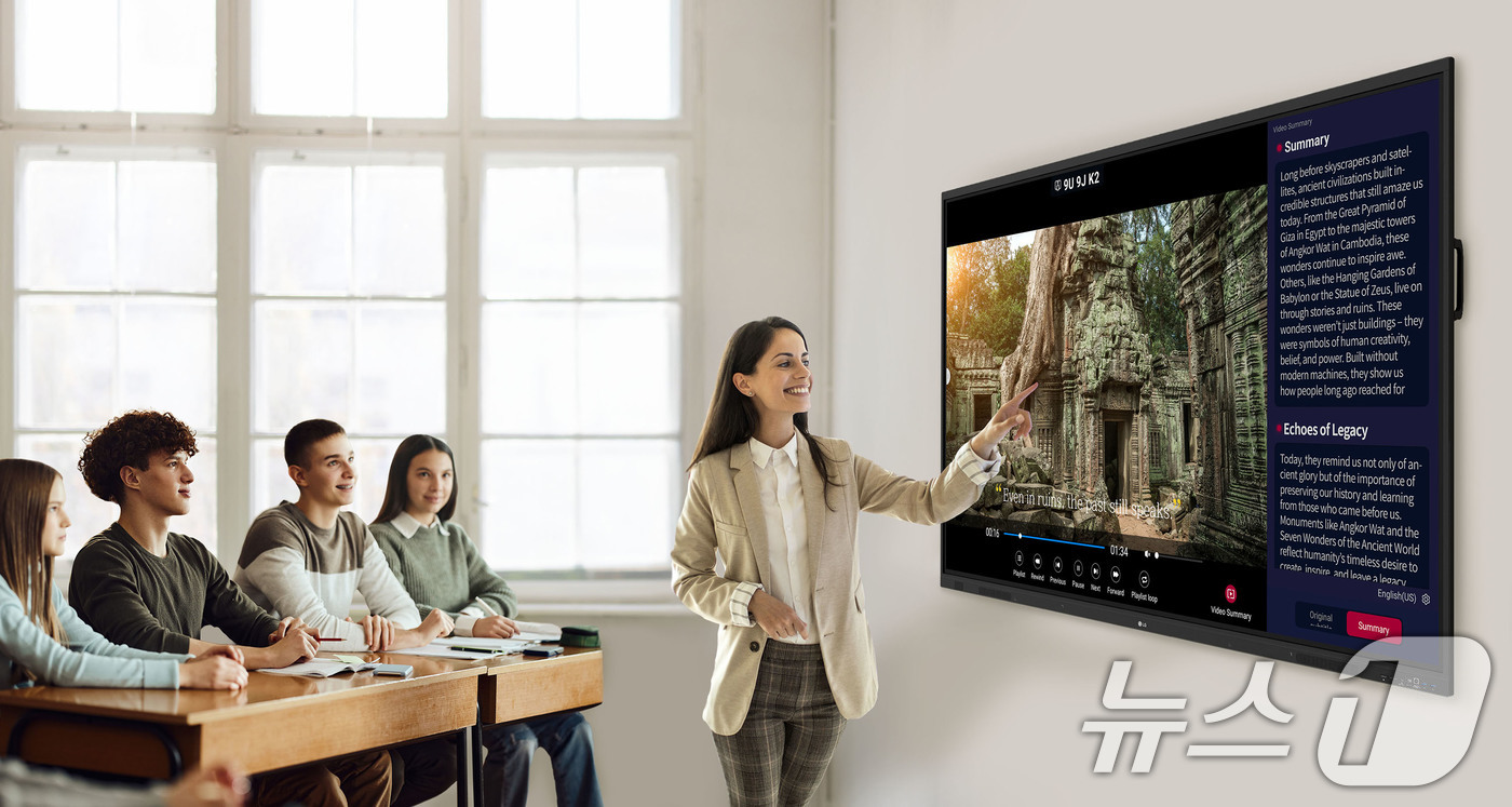 (서울=뉴스1) = LG전자가 교사와 학습자 모두 편리하게 이용할 수 있는 AI 기능을 탑재한 전자칠판 신제품(모델명: TR3DQ)을 통해 효율적인 교육 환경을 제시한다고 17일 …