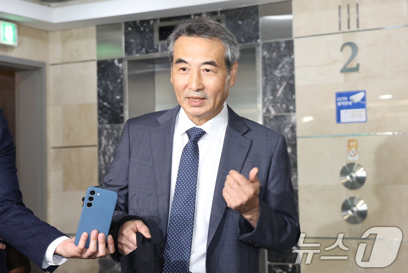 본문 이미지 - 윤석열 전 대통령의 부인 김건희 여사 의혹 관련 사건을 맡은 민중기 특별검사가 17일 오전 서울 서초구 사무실로 출근하고 있다. 2025.6.17/뉴스1 ⓒ News1 민경석 기자