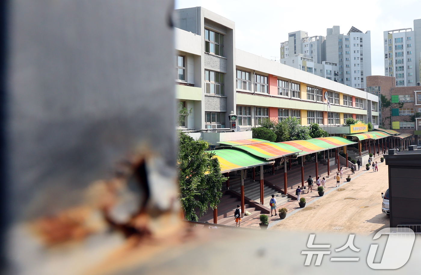 (서울=뉴스1) 김명섭 기자 = 학기 초 건물 안전 등급 문제로 개학이 연기됐던 서울 서대문구 북성초의 해당 건물이 최근 E등급 판정을 받은 것으로 확인됐다.E등급은 건물 안전 등 …