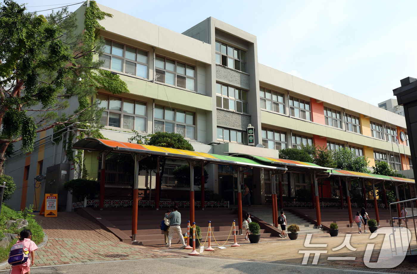 (서울=뉴스1) 김명섭 기자 = 학기 초 건물 안전 등급 문제로 개학이 연기됐던 서울 서대문구 북성초의 해당 건물이 최근 E등급 판정을 받은 것으로 확인됐다.E등급은 건물 안전 등 …