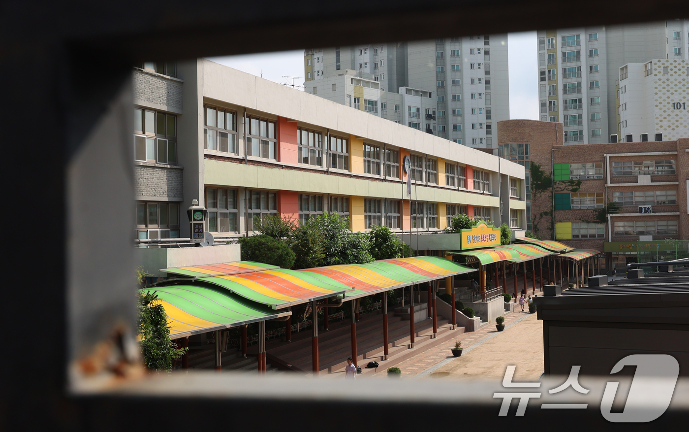 (서울=뉴스1) 김명섭 기자 = 학기 초 건물 안전 등급 문제로 개학이 연기됐던 서울 서대문구 북성초의 해당 건물이 최근 E등급 판정을 받은 것으로 확인됐다.E등급은 건물 안전 등 …