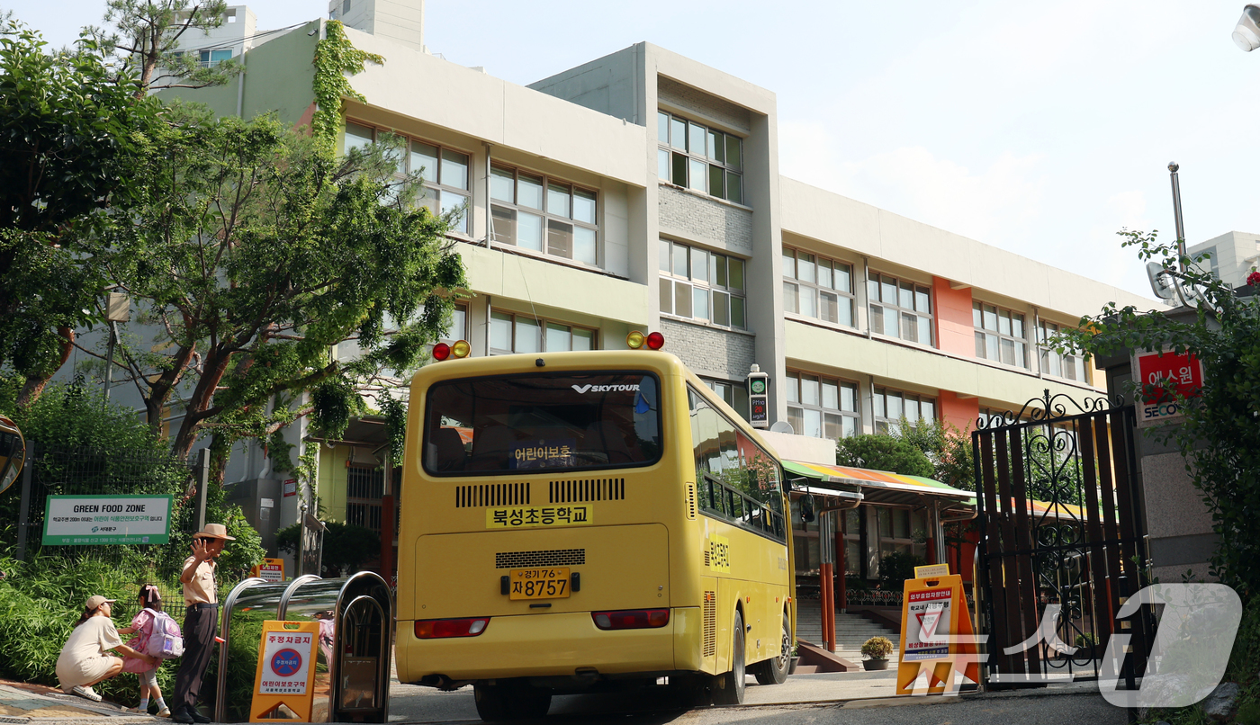 (서울=뉴스1) 김명섭 기자 = 학기 초 건물 안전 등급 문제로 개학이 연기됐던 서울 서대문구 북성초의 해당 건물이 최근 E등급 판정을 받은 것으로 확인됐다.E등급은 건물 안전 등 …