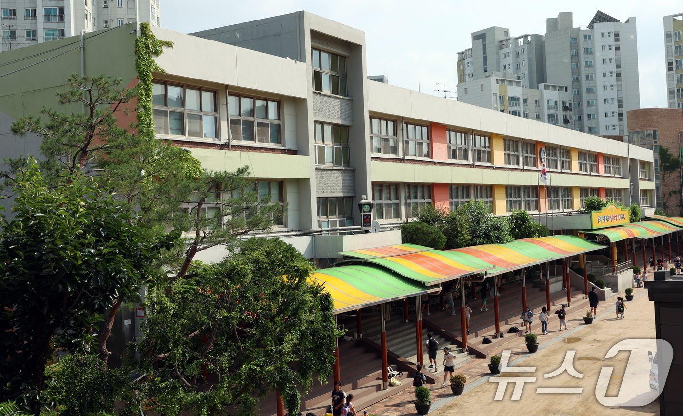 (서울=뉴스1) 김명섭 기자 = 학기 초 건물 안전 등급 문제로 개학이 연기됐던 서울 서대문구 북성초의 해당 건물이 최근 E등급 판정을 받은 것으로 확인됐다.E등급은 건물 안전 등 …