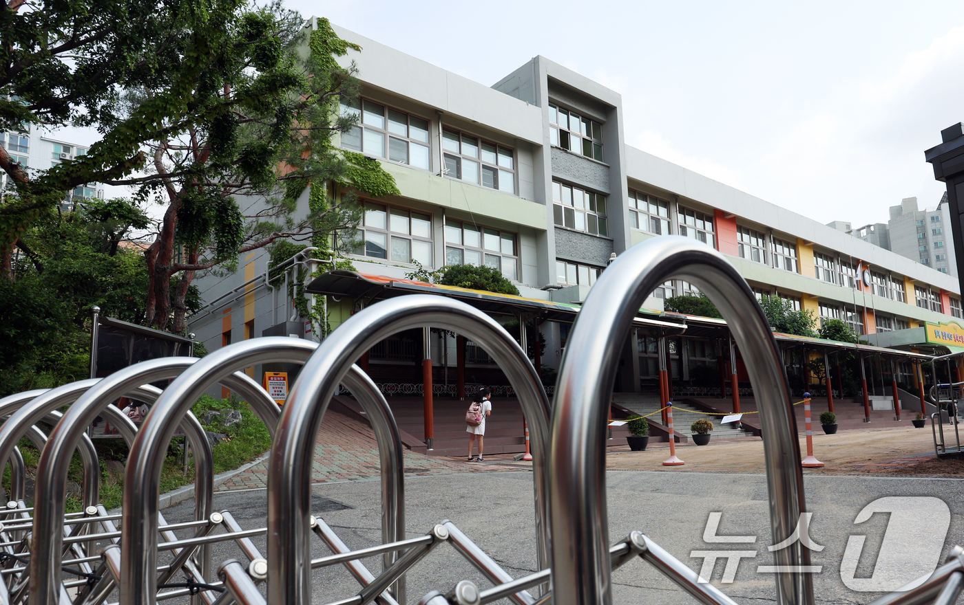 (서울=뉴스1) 김명섭 기자 = 학기 초 건물 안전 등급 문제로 개학이 연기됐던 서울 서대문구 북성초의 해당 건물이 최근 E등급 판정을 받은 것으로 확인됐다.E등급은 건물 안전 등 …