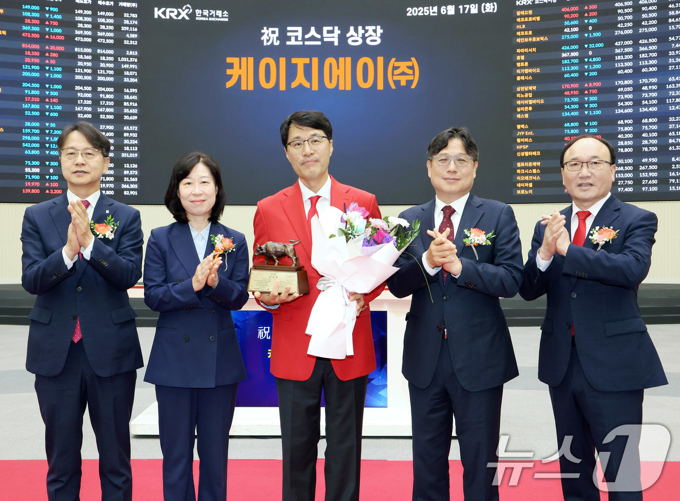 (서울=뉴스1) = 17일 서울 영등포구 한국거래소에서 열린 케이지에이 코스닥시장 상장기념식에서 김대영 한국IR협의회 부회장(왼쪽부터), 이미현 한국거래소 코스닥시장본부장보, 김옥 …