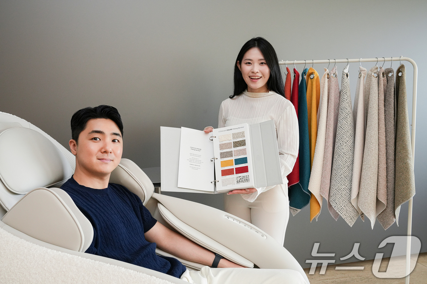(서울=뉴스1) = 세라젬은 안마의자 외관을 취향에 맞춰 언제든 자유롭게 바꿀 수 있는 사이드 커버 교체 서비스 '파우제 피팅 서비스'를 본격 운영한다고 17일 밝혔다.모델들이 세 …