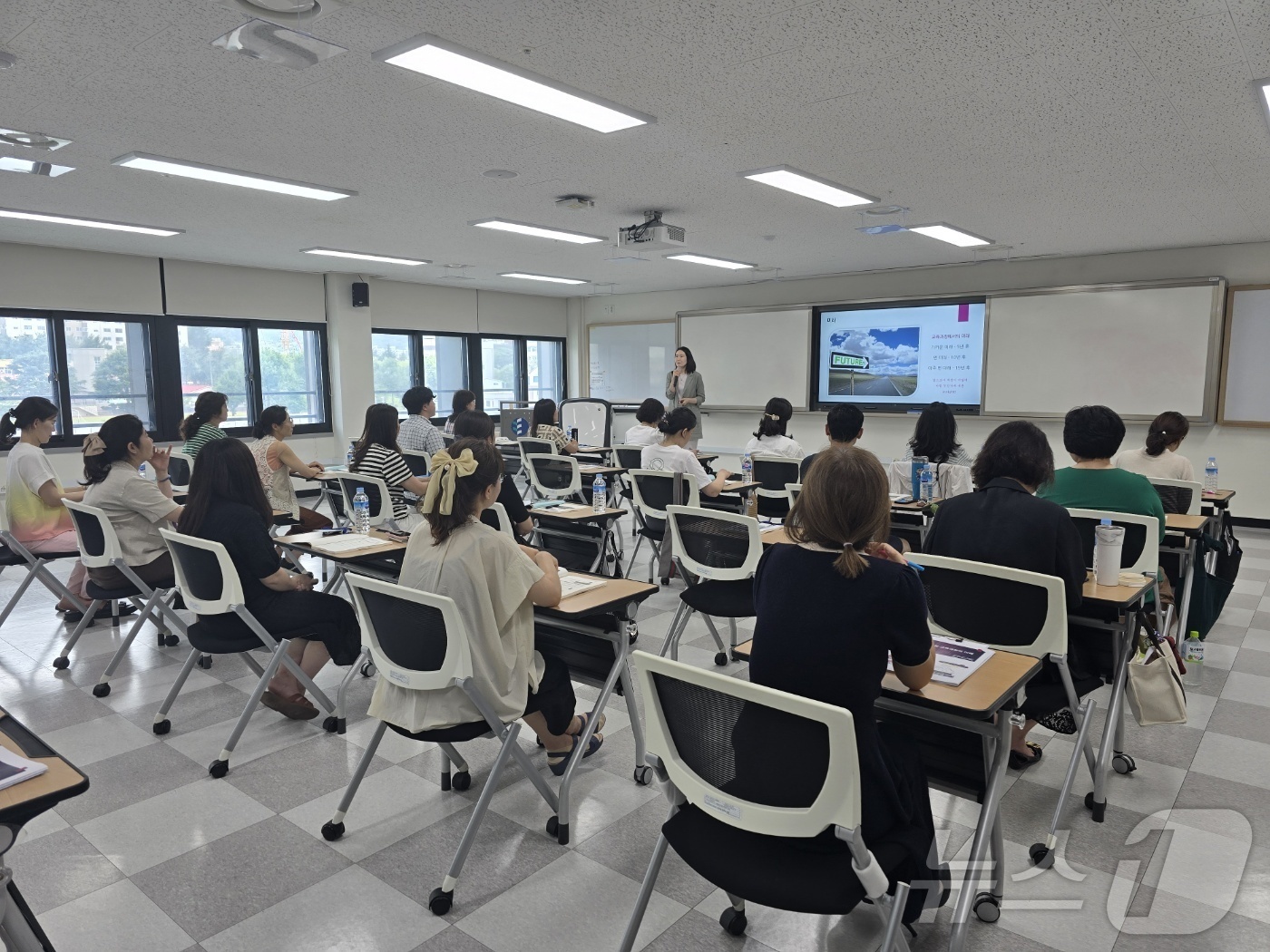 (대전=뉴스1) 이동원 기자 = 대전교육연수원은 지난 16일부터 20일까지 초등학교 교원 23명을 대상으로 ‘2022 개정 교육과정 기반 수업 디자인 직무연수(초등 3, 4학년)’ …