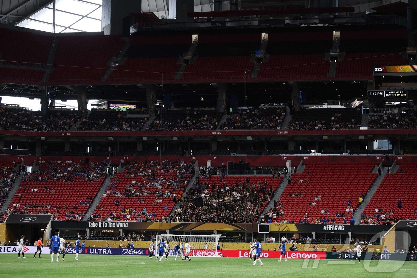 본문 이미지 - 빈자리가 많이 보이는 첼시-LA FC의 클럽월드컵 경기 모습 ⓒ AFP=뉴스1