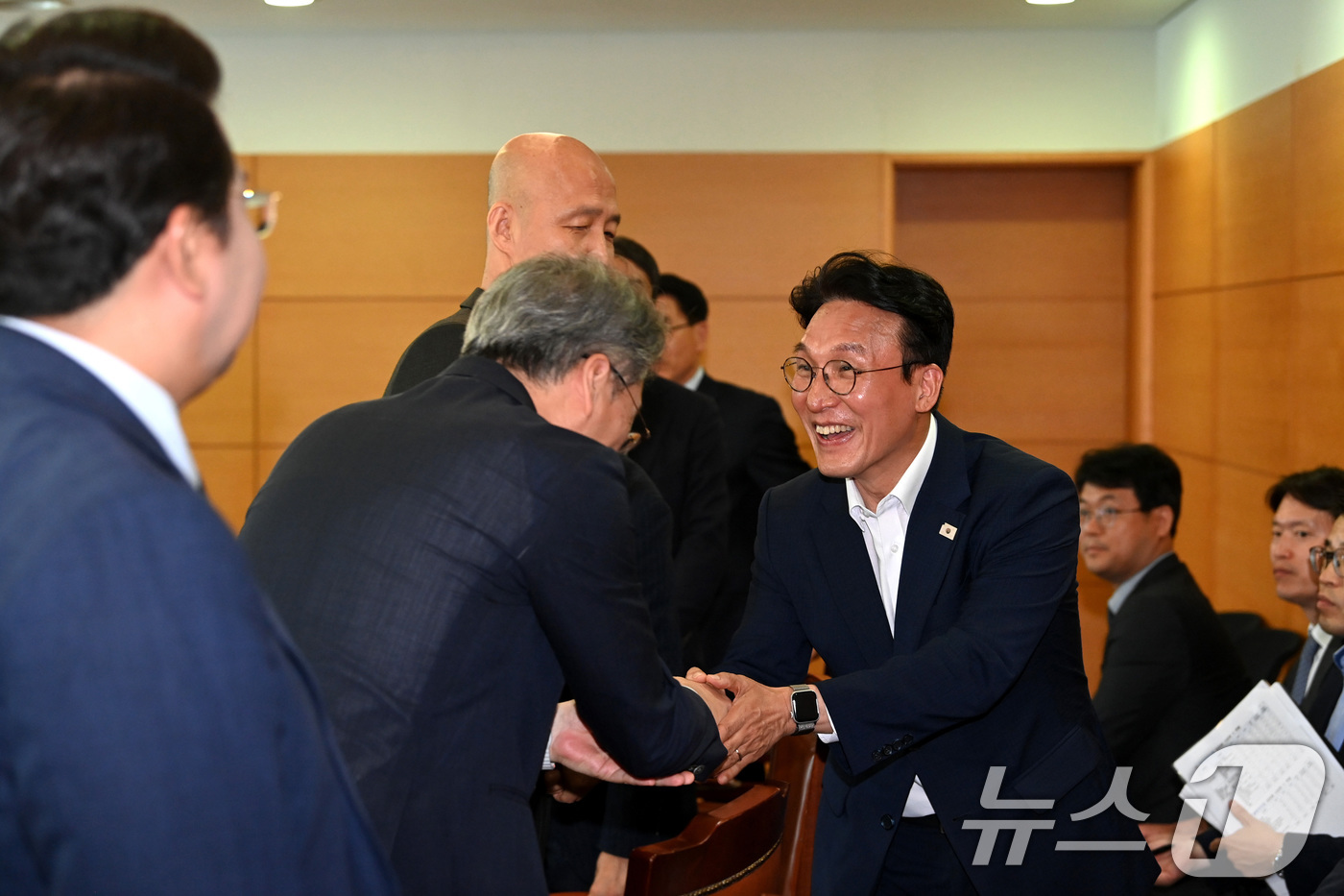 (서울=뉴스1) 임세영 기자 = 김민석 국무총리 후보자가 17일 오전 서울 종로구 통의동 금융감독연수원에 마련된 청문회 준비단 사무실에서 열린 사회분야 부처 업무보고에 참석하고 있 …