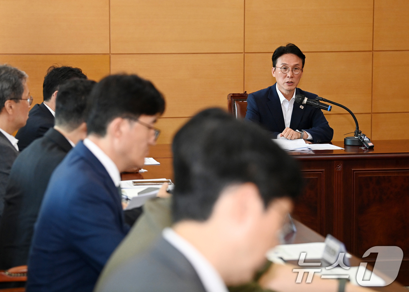 (서울=뉴스1) 임세영 기자 = 김민석 국무총리 후보자가 17일 오전 서울 종로구 통의동 금융감독연수원에 마련된 청문회 준비단 사무실에서 열린 사회분야 부처 업무보고에서 모두발언을 …