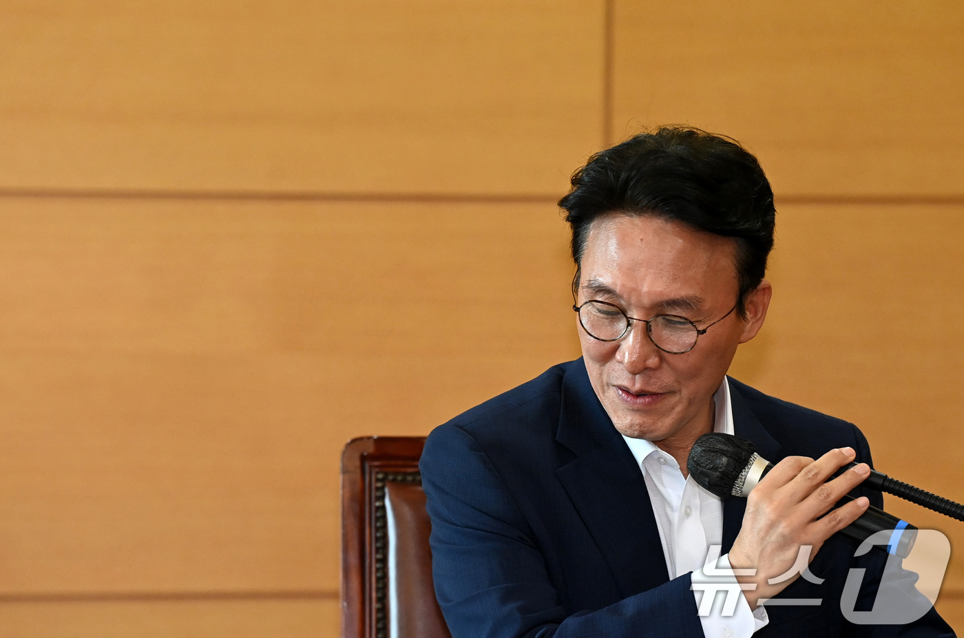 (서울=뉴스1) 임세영 기자 = 김민석 국무총리 후보자가 17일 오전 서울 종로구 통의동 금융감독연수원에 마련된 청문회 준비단 사무실에서 열린 사회분야 부처 업무보고에 참석하고 있 …