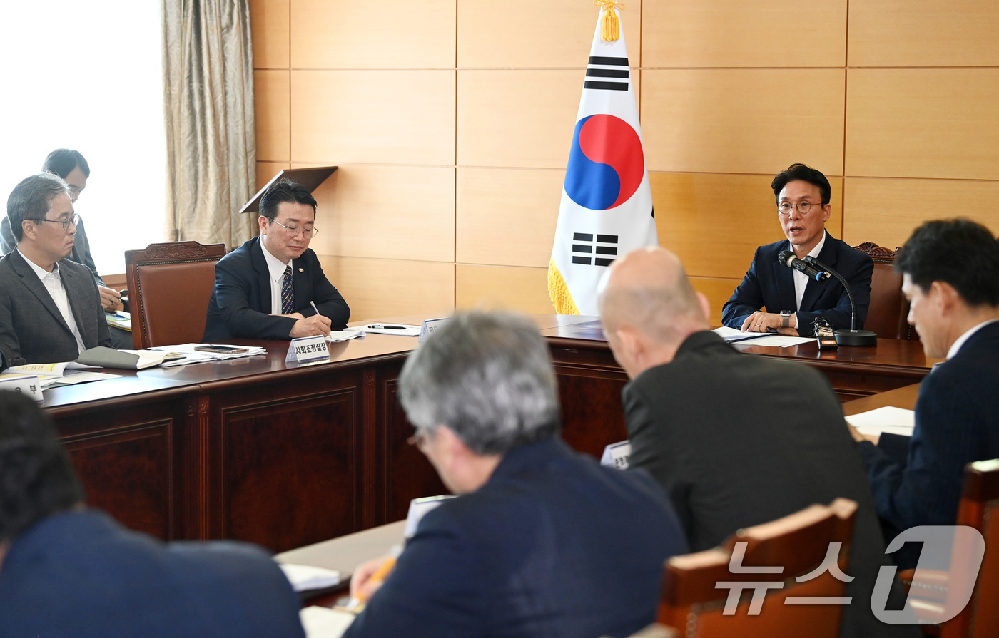 (서울=뉴스1) 임세영 기자 = 김민석 국무총리 후보자가 17일 오전 서울 종로구 통의동 금융감독연수원에 마련된 청문회 준비단 사무실에서 열린 사회분야 부처 업무보고에서 모두발언을 …