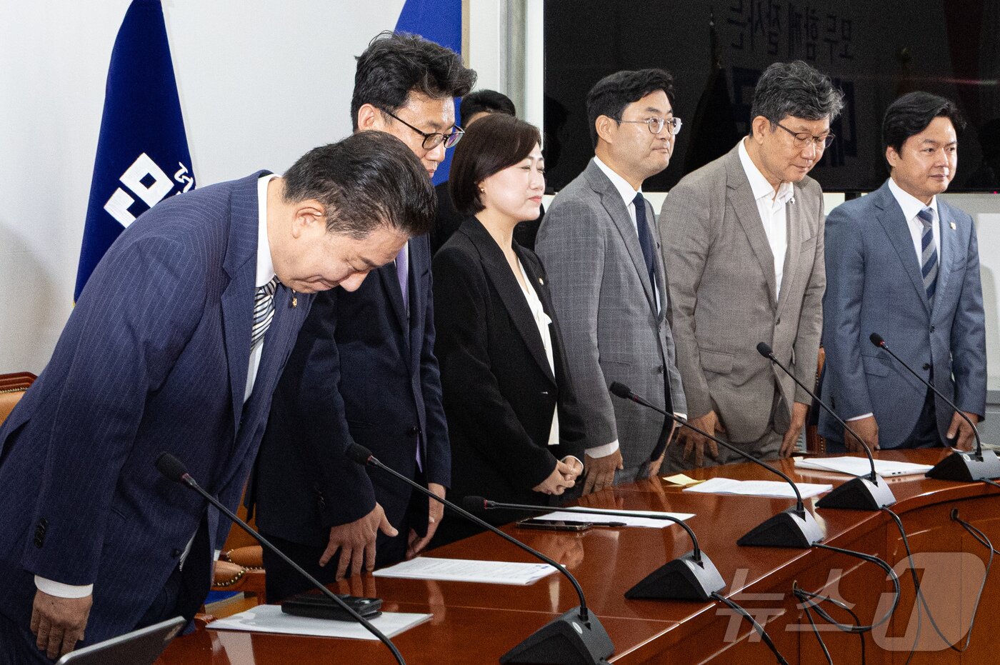 본문 이미지 - 김병기 더불어민주당 대표 직무대행 겸 원내대표가 17일 오전 서울 여의도 국회에서 열린 원내대책회의에서 참석해 인사를 하고 있다. 2025.6.17/뉴스1 ⓒ News1 이재명 기자