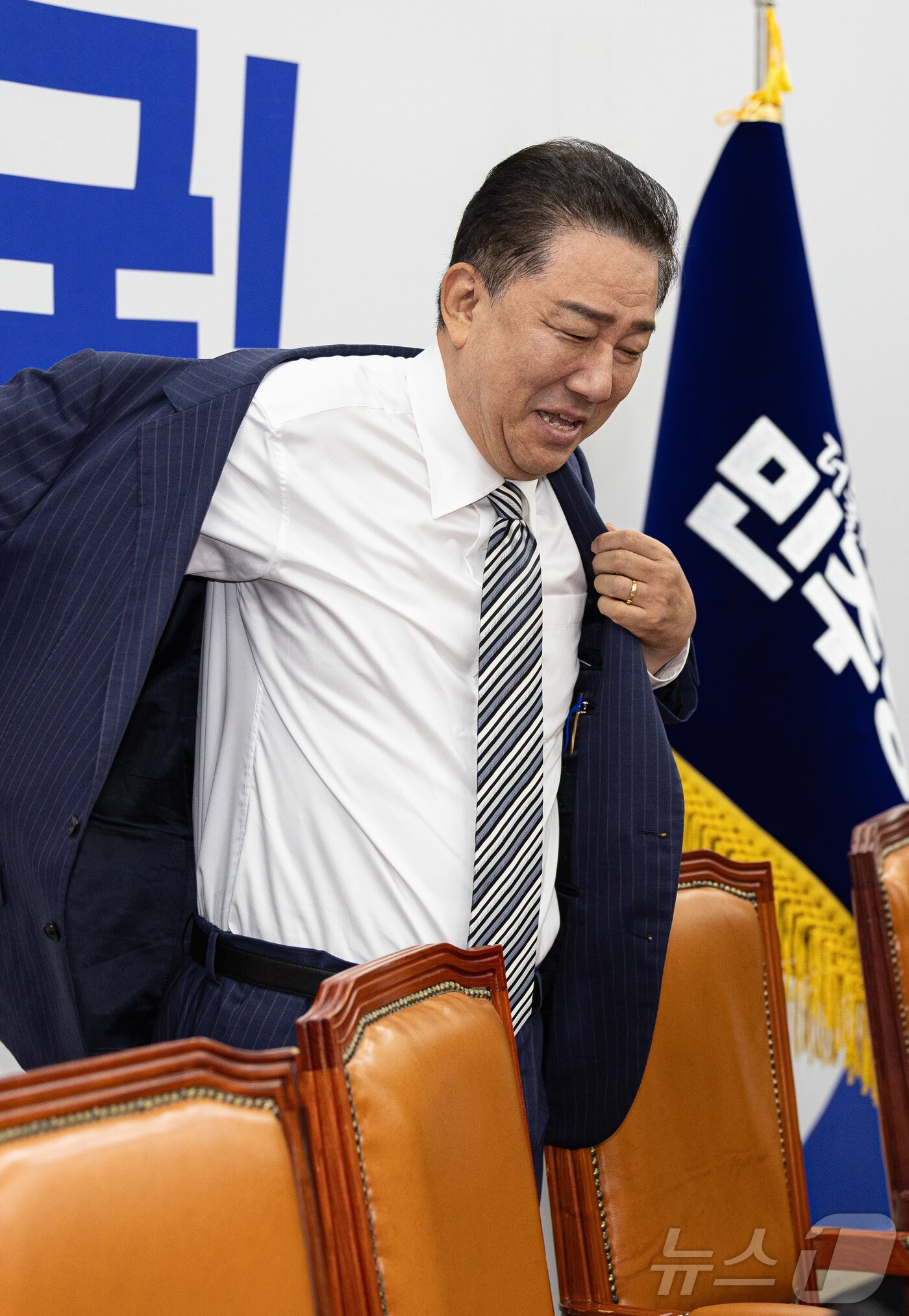 본문 이미지 - 김병기 더불어민주당 대표 직무대행 겸 원내대표가 17일 오전 서울 여의도 국회에서 열린 원내대책회의에 참석해 외투를 벗고 있다. 2025.6.17/뉴스1 ⓒ News1 이재명 기자