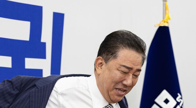 외투 벗는 김병기 원내대표