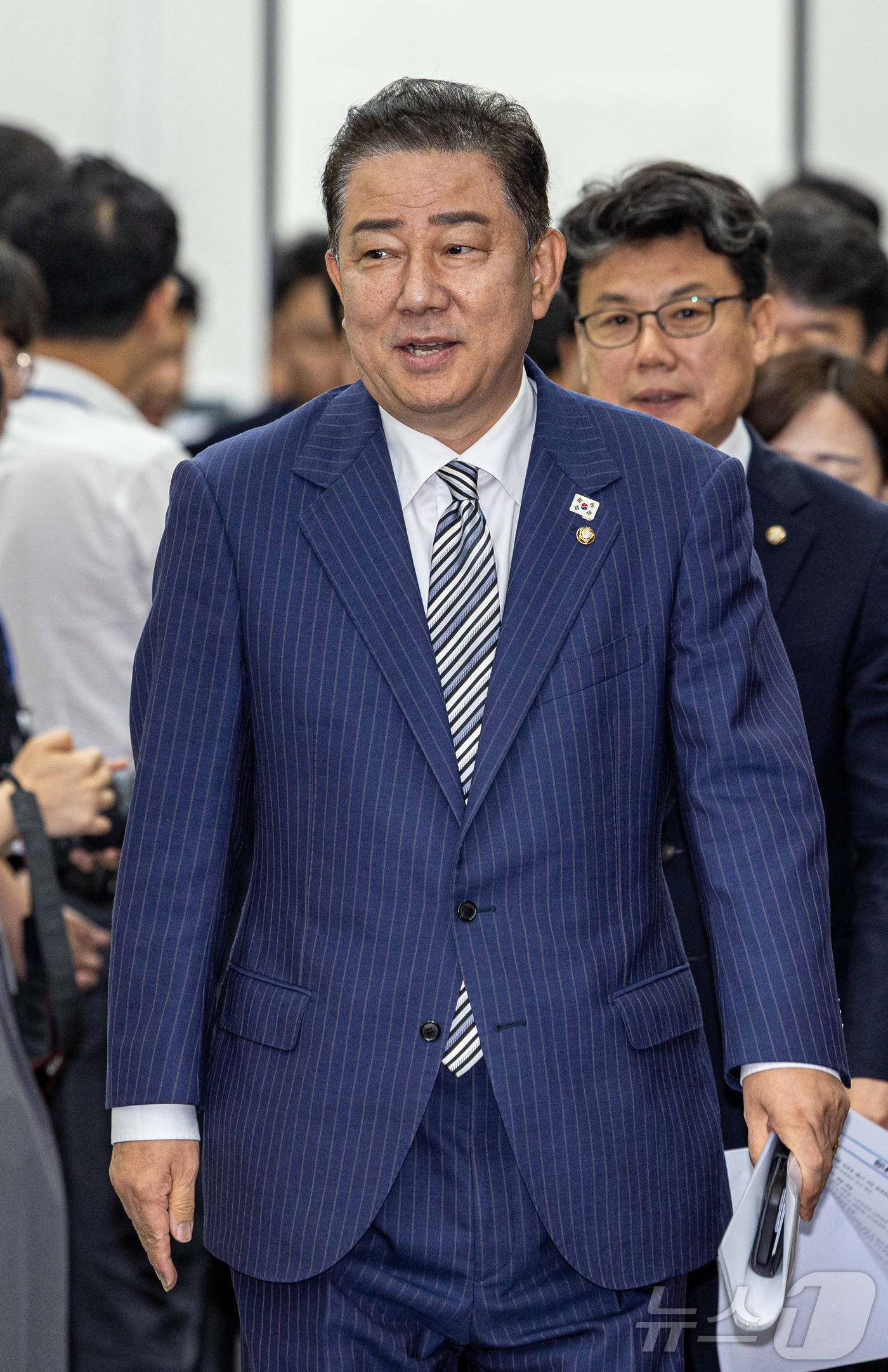 (서울=뉴스1) 이재명 기자 = 김병기 더불어민주당 대표 직무대행 겸 원내대표가 17일 오전 서울 여의도 국회에서 열린 원내대책회의에 참석하고 있다. 2025.6.17/뉴스1